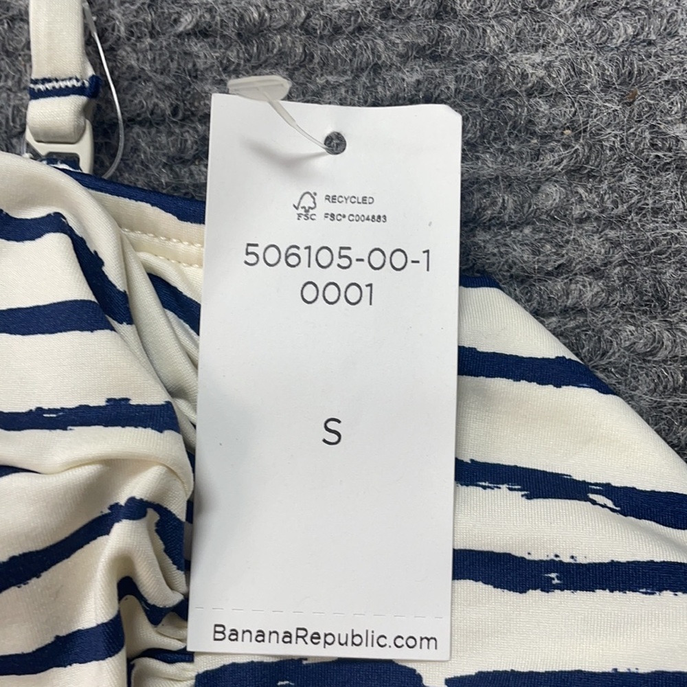 Banana Republic Women’s Swim suit Top (3755) - Picture 7 of 7